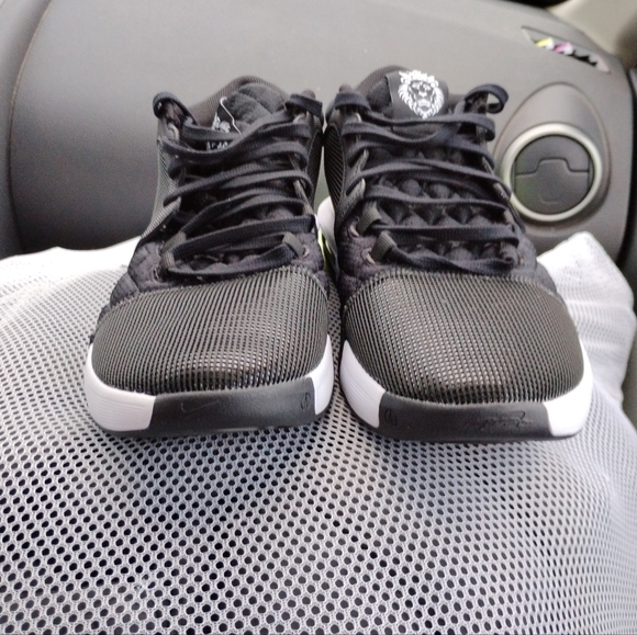 Men's Lebron's black 11.5 - Picture 5 of 9